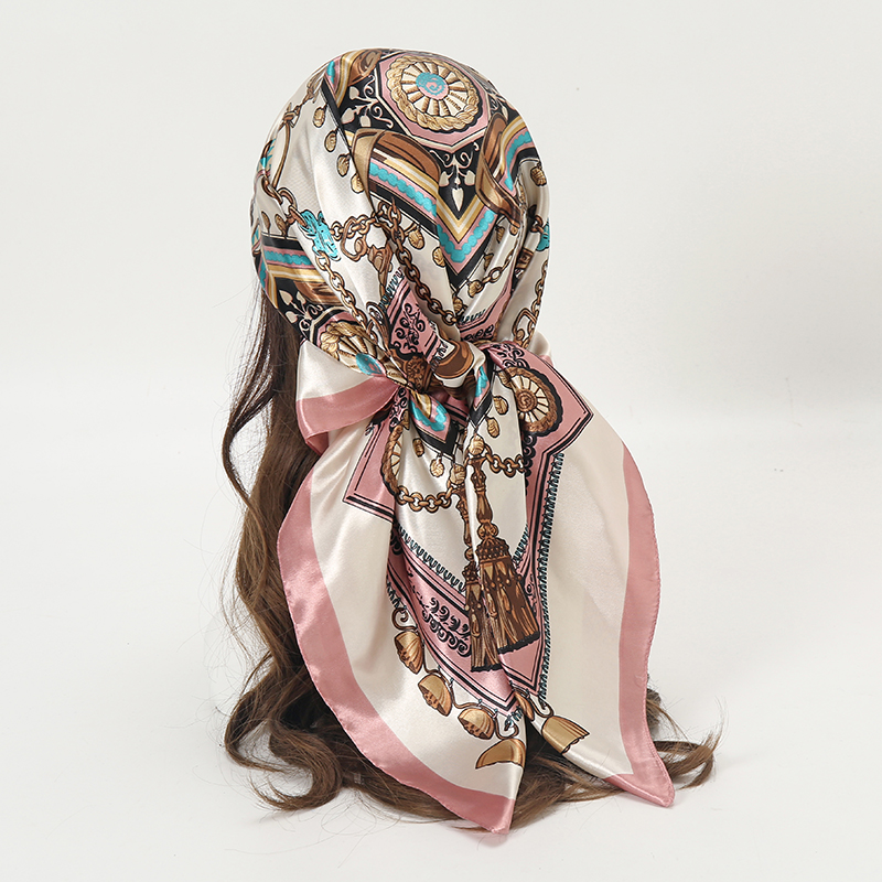 Foulard Quadrato in Raso da Do - Women Accessories Chain recensione e prezzo